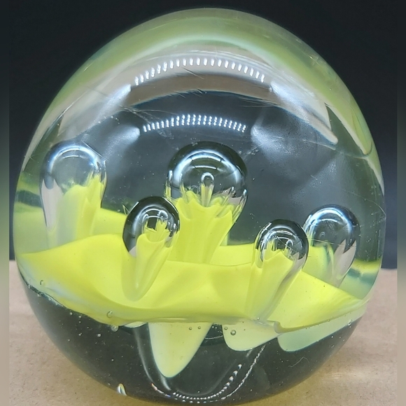 Art glass yellow paperweight with teardrop bubbles - Picture 6 of 9